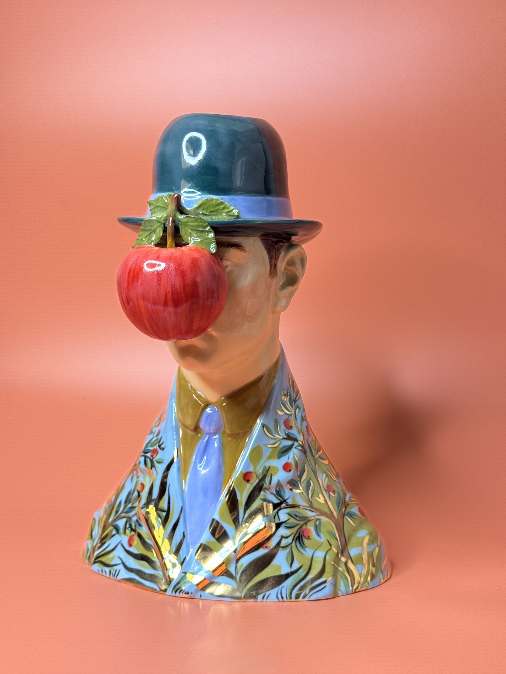 Ваза Магритт "Сын Человеческий" by LeTi.ceramics — дизайнерская мебель, свет и декор Made Sense