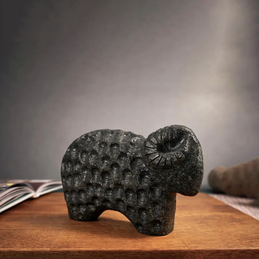 Скульптура барана из камня