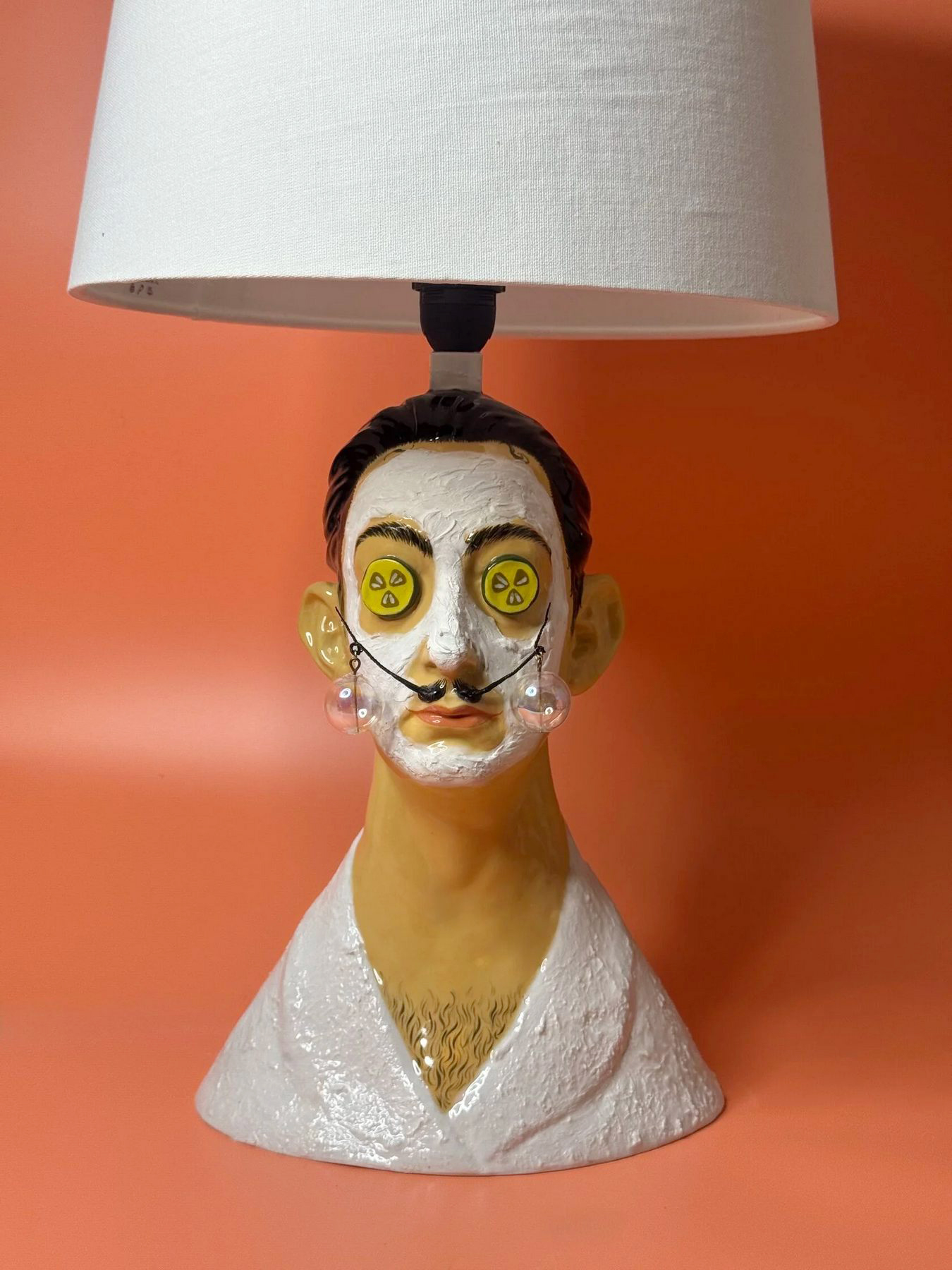 Настольная лампа Сальвадор "Банный день" by LeTi.ceramics — дизайнерская мебель, свет и декор Made Sense