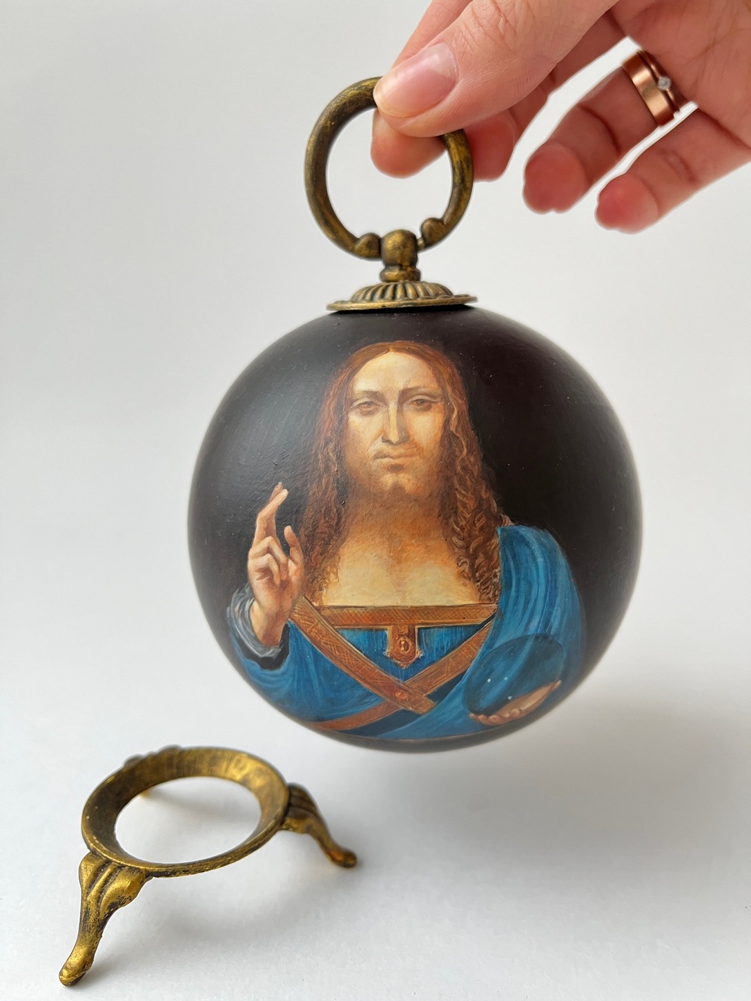 Коллекционный шар по мотивам картины Леонардо да Винчи «Спаситель мира» - изображение 1