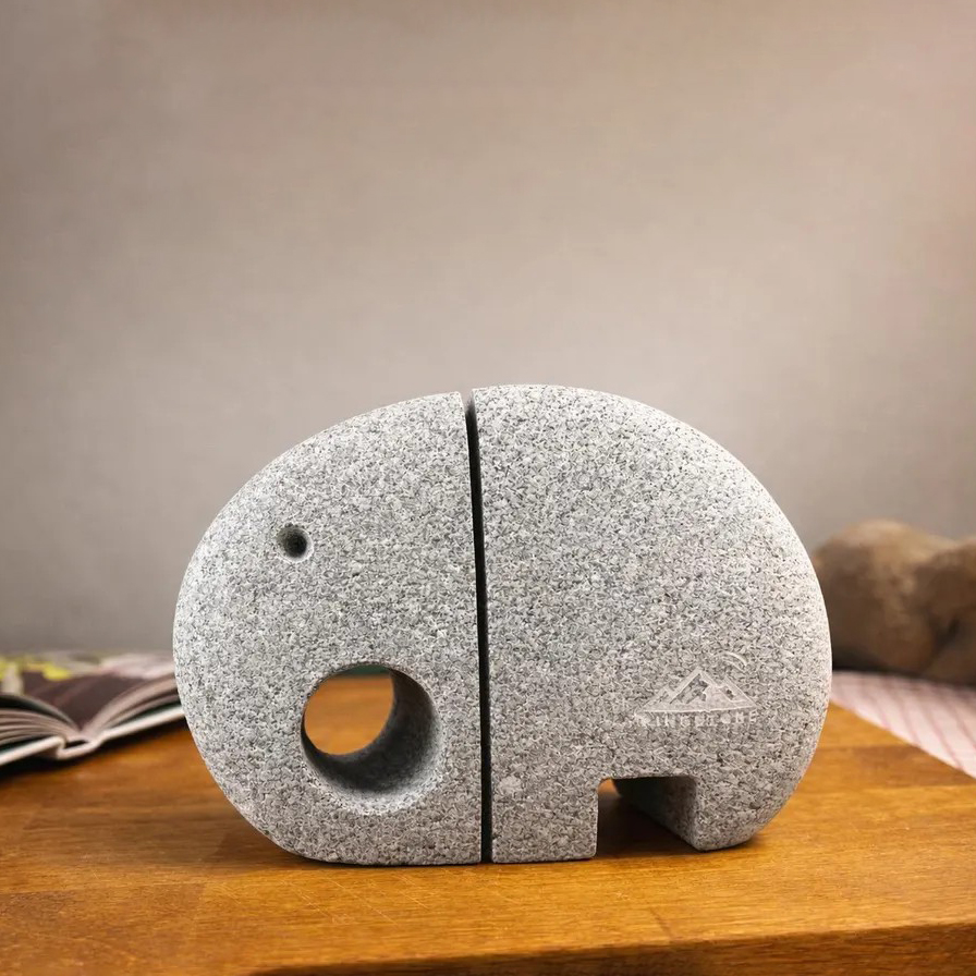 Скульптура слона из камня