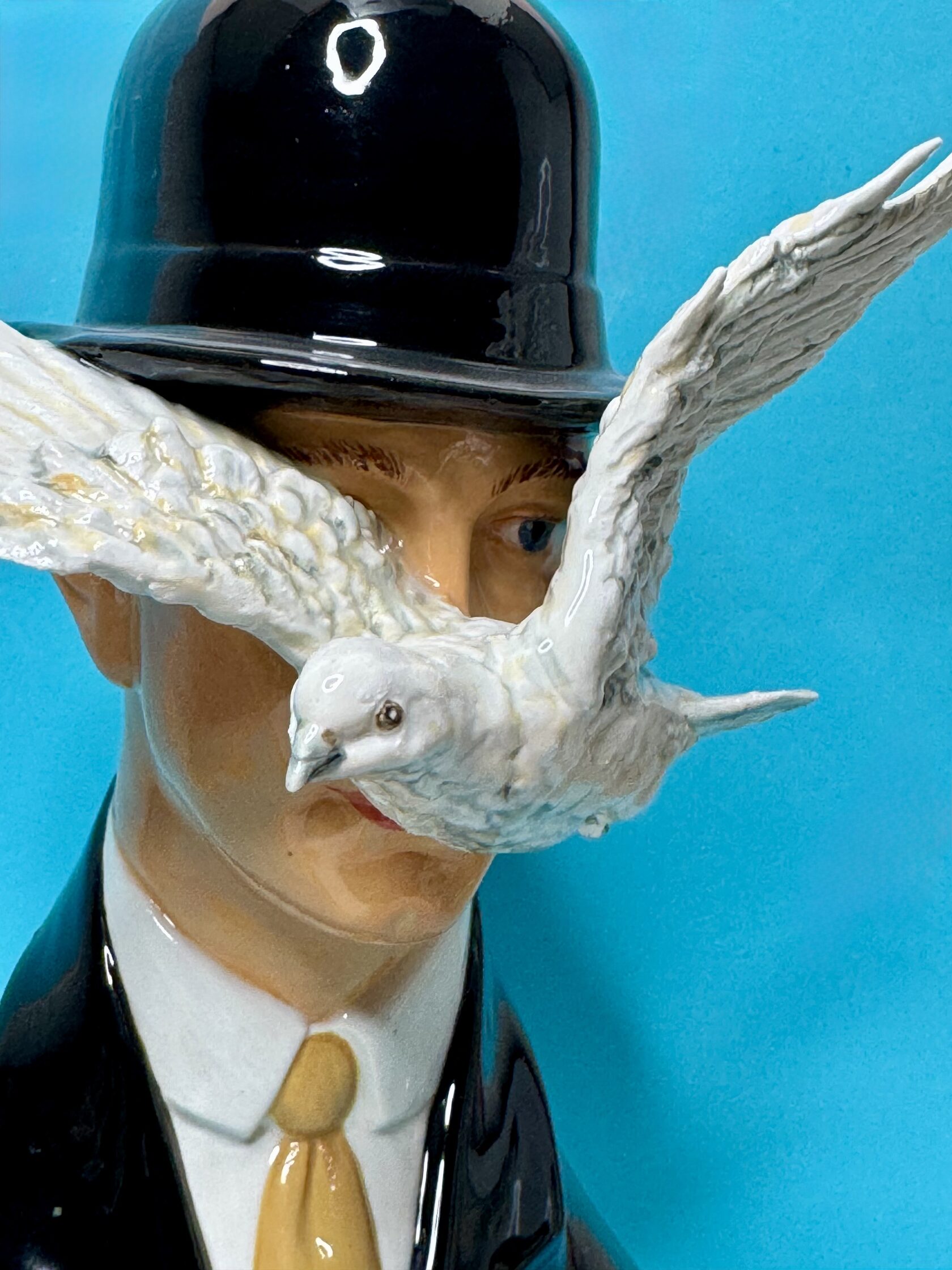 Ваза Магритт "Человек в котелке" - изображение 1