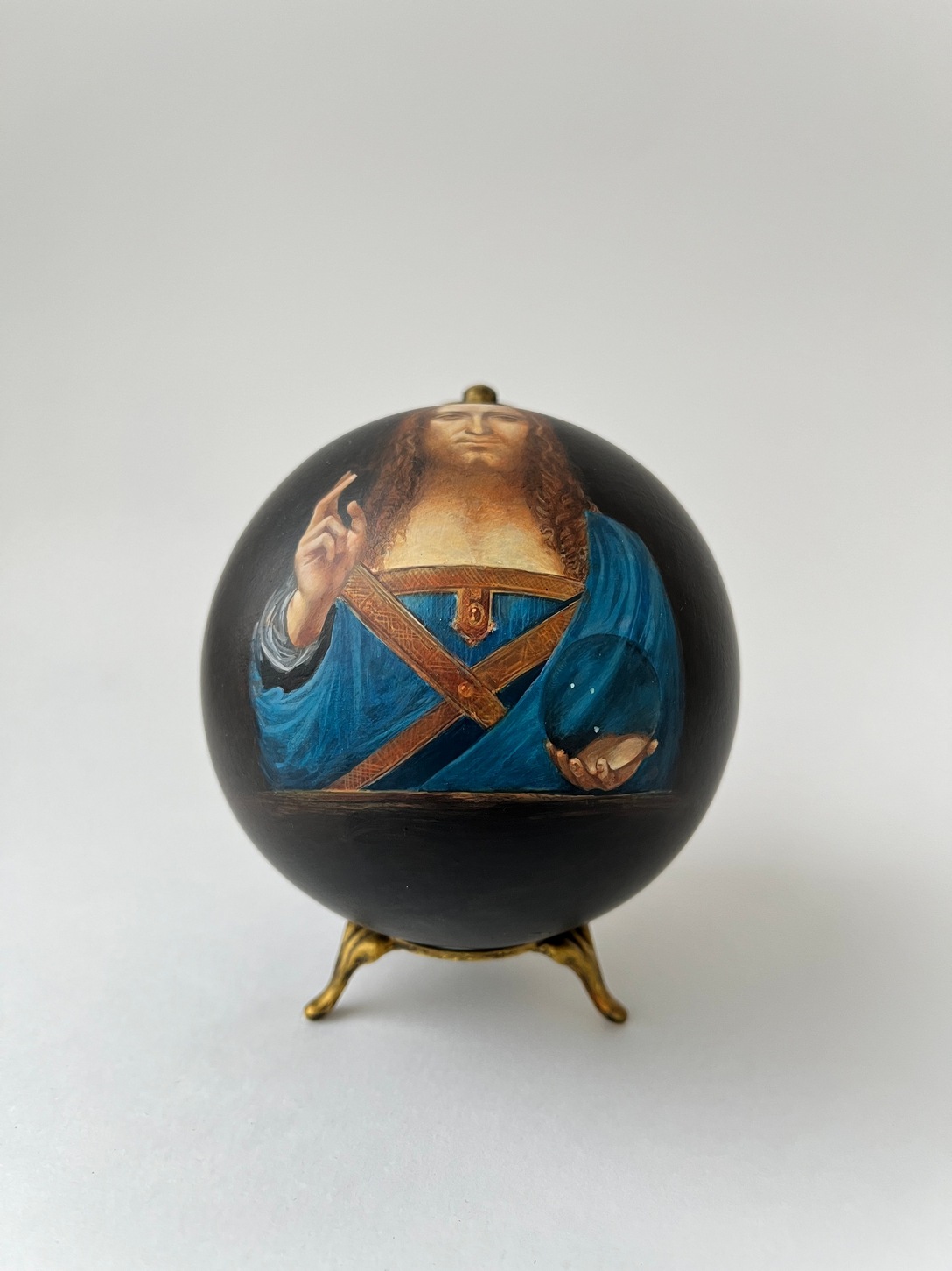 Коллекционный шар по мотивам картины Леонардо да Винчи «Спаситель мира» - изображение 5