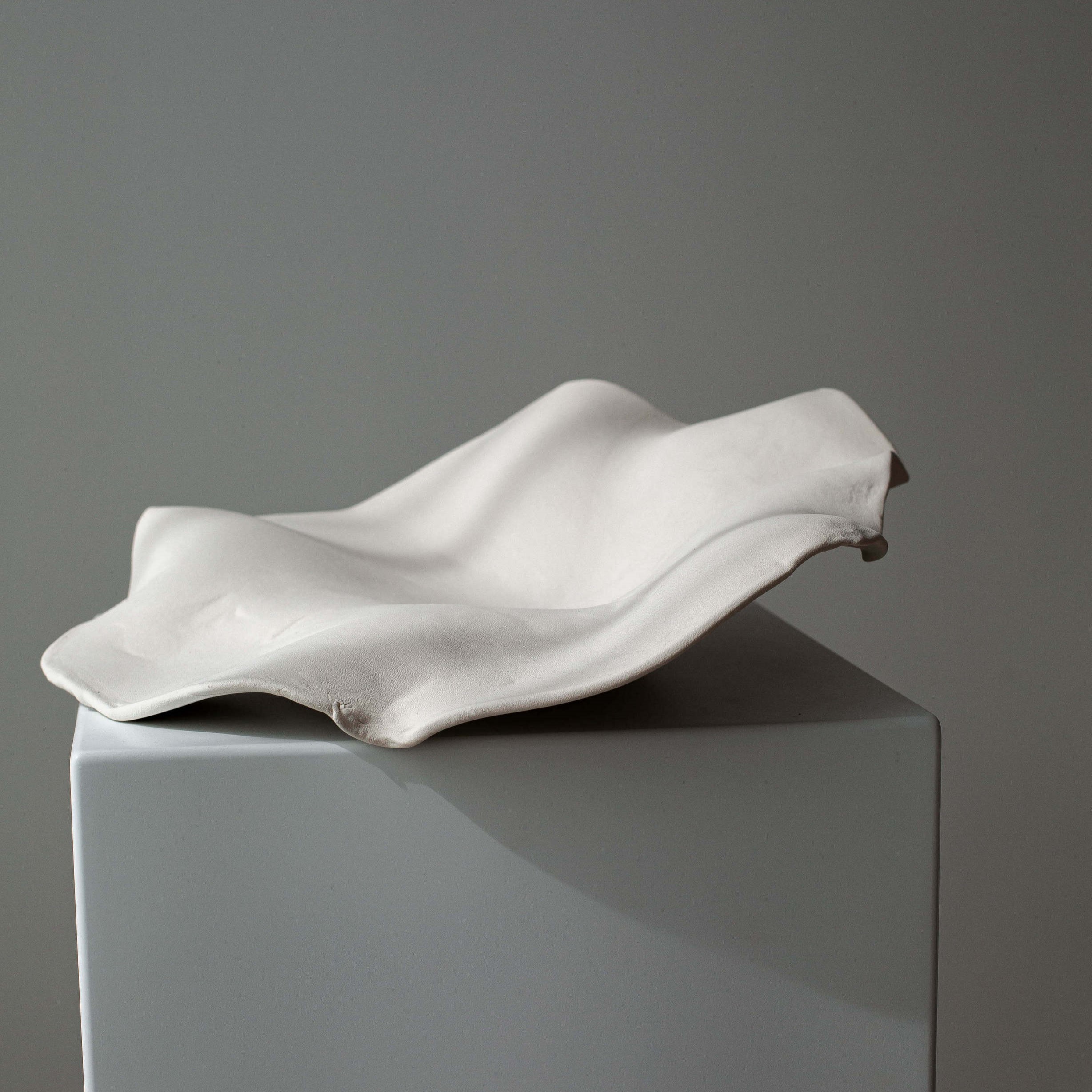 Скульптурное плато из серии "Обнаженность" объект №4 by Ирина Дукина — дизайнерская мебель, свет и декор Made Sense