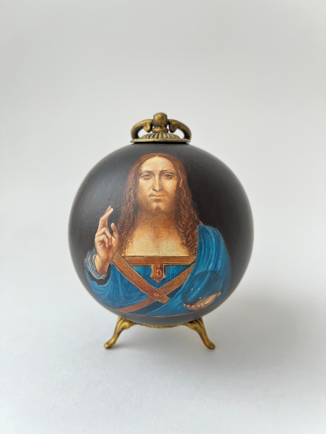 Коллекционный шар по мотивам картины Леонардо да Винчи «Спаситель мира» - изображение 6